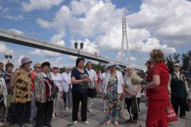 Экскурсия для тюменских пенсионеров и ветеранов по городской набережной