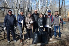 Партийцы провели субботник в сквере "Молодежный"