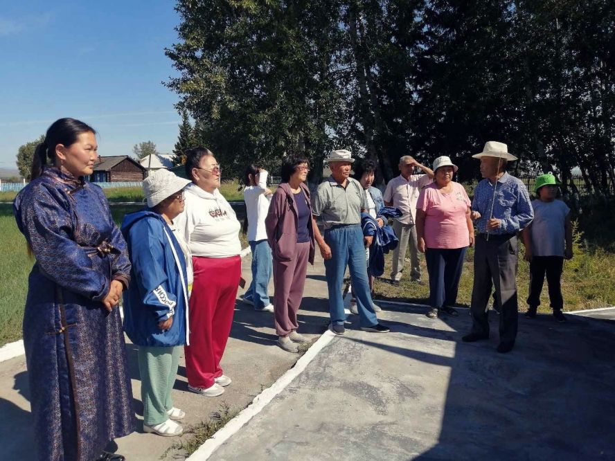 В рамках партийных проектов «Старшее поколение» и «Культура малой Родины» для старшего поколения и заслуженных ветеранов культуры республики организованы этнографические и познавательные экскурсии.