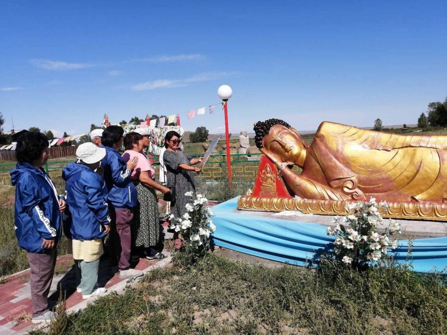 В рамках партийных проектов «Старшее поколение» и «Культура малой Родины» для старшего поколения и заслуженных ветеранов культуры республики организованы этнографические и познавательные экскурсии.