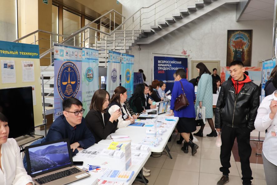 В Туве в рамках партийного проекта «Моя карьера с «Единой Россией» проходит Всероссийская ярмарка трудоустройства